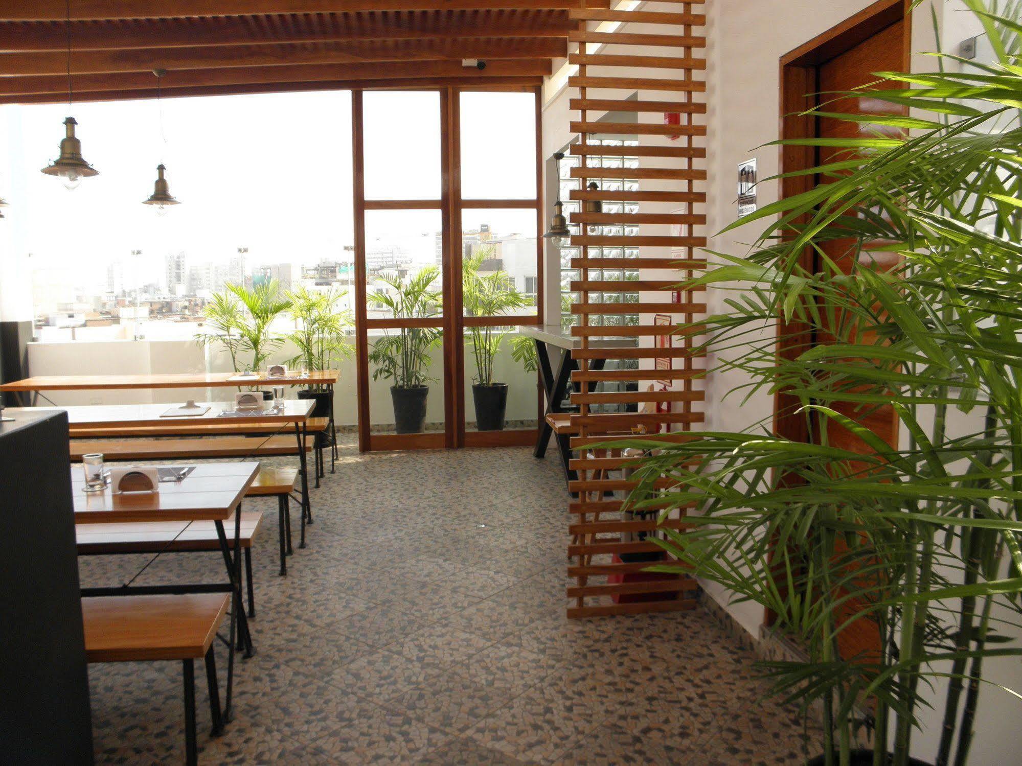 The Point Miraflores, Lima Hostel Exterior photo